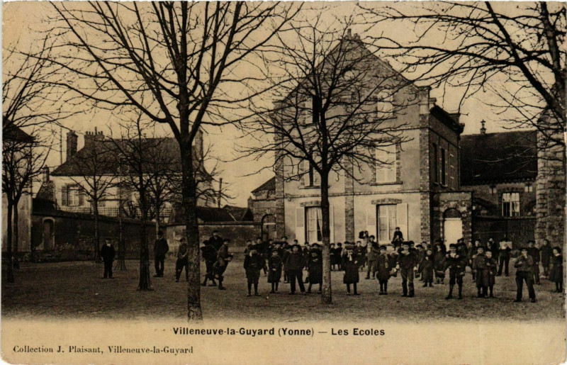 Carte postale ancienne Villeneuve-la-Guyard Les Ecoles à Villeneuve-la-Guyard