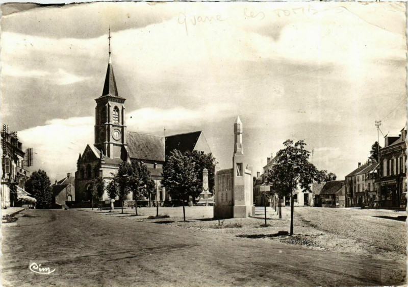 Carte postale ancienne Quarre-les-Tombes La Place à Quarré-les-Tombes
