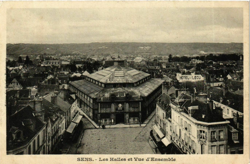 Carte postale ancienne Sens Les Halles et vue d ensemble à Sens