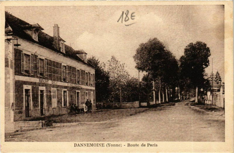 Carte postale ancienne Dannemoine Route de Paris à Dannemoine