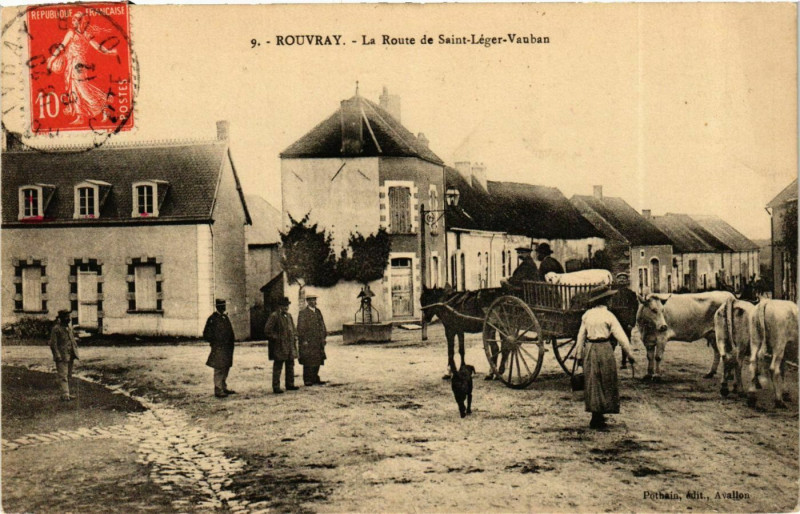 Carte postale ancienne Rouvray La Route de Saint-Léger-Vauban à Rouvray