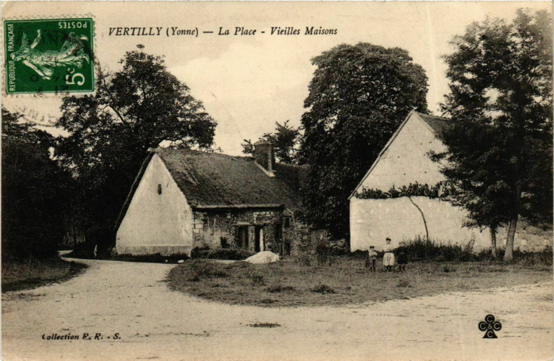 Carte postale ancienne Vertilly La Place Vieilles Maisons