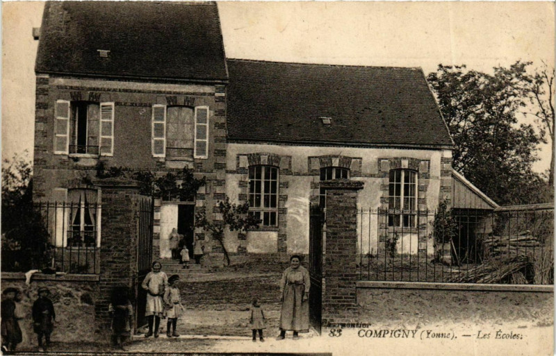 Carte postale ancienne Compigny Les Ecoles à Compigny