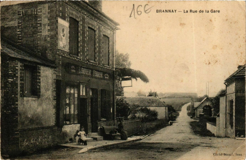 Carte postale ancienne Brannay La Rue de la Gare à Brannay