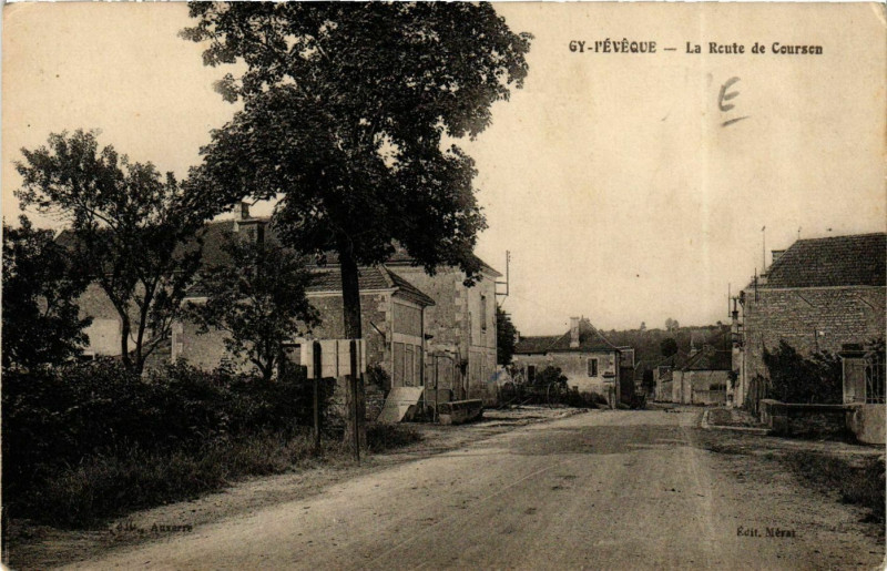 Carte postale ancienne Gy-l'Eveque La Route de Courson à Gy-l'Évêque