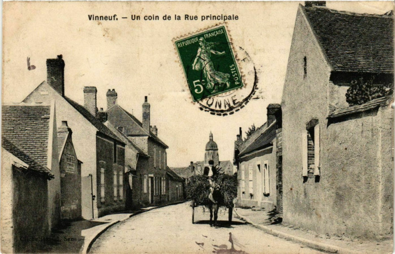 Carte postale ancienne Vinneuf - Un coin de la Rue principale à Vinneuf