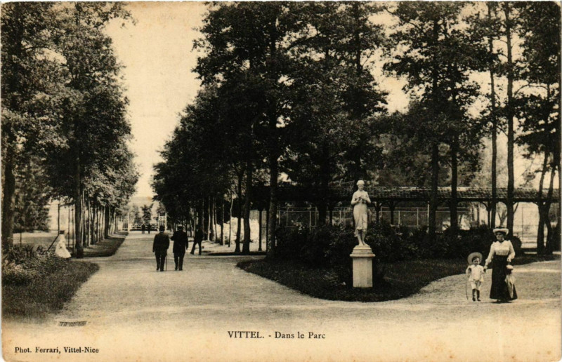 Carte postale ancienne Vosges Vittel Dans le Parc statue