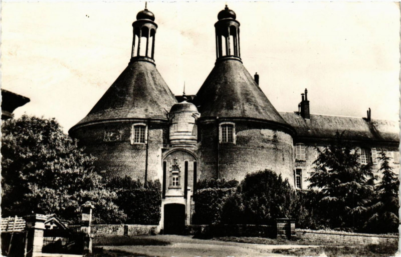 Carte postale ancienne Saint-Fargeau - L'Entrée du Chateau à Saint-Fargeau