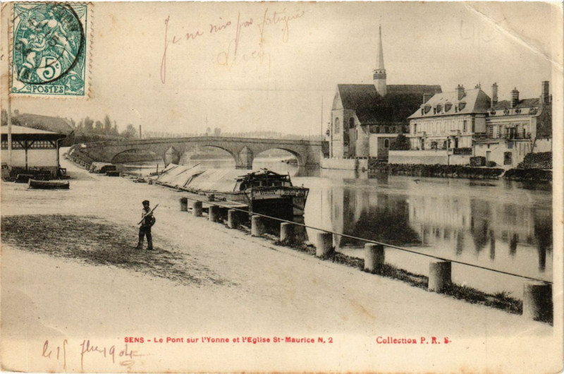 Carte postale ancienne Sens - Le Pont sur l'Yonne et l'Eglise Saint-Maurice à Sens