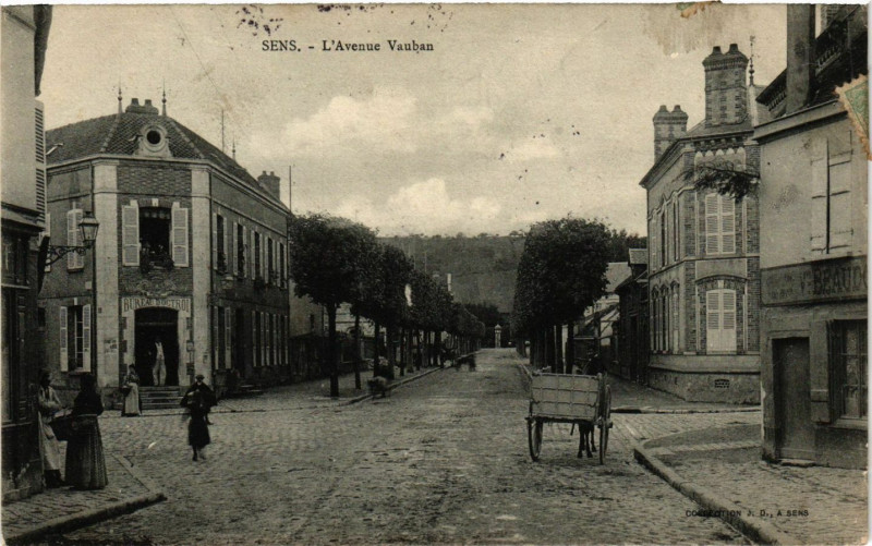 Carte postale ancienne Sens - L'Avenue Vauban à Sens