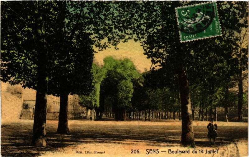 Carte postale ancienne Sens - Boulevard du 14 Juillet à Sens