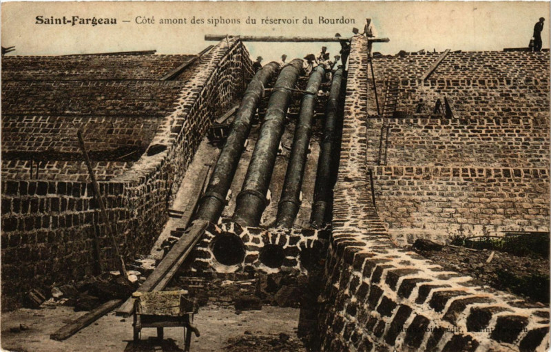 Carte postale ancienne Saint-Fargeau - Cote amont des siphons du reservoir du Bourdon à Saint-Fargeau