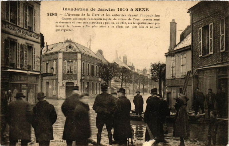 Carte postale ancienne Inondation de Janvier 1910 a Sens - Sens - L'Avenue de la Gare et à Sens
