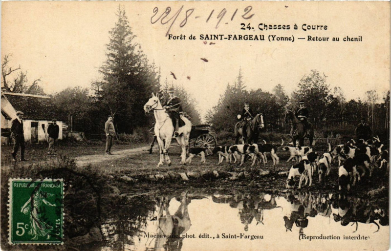 Carte postale ancienne Chasses a Courre - Foret de Saint-Fargeau - Retour au chenil à Saint-Fargeau