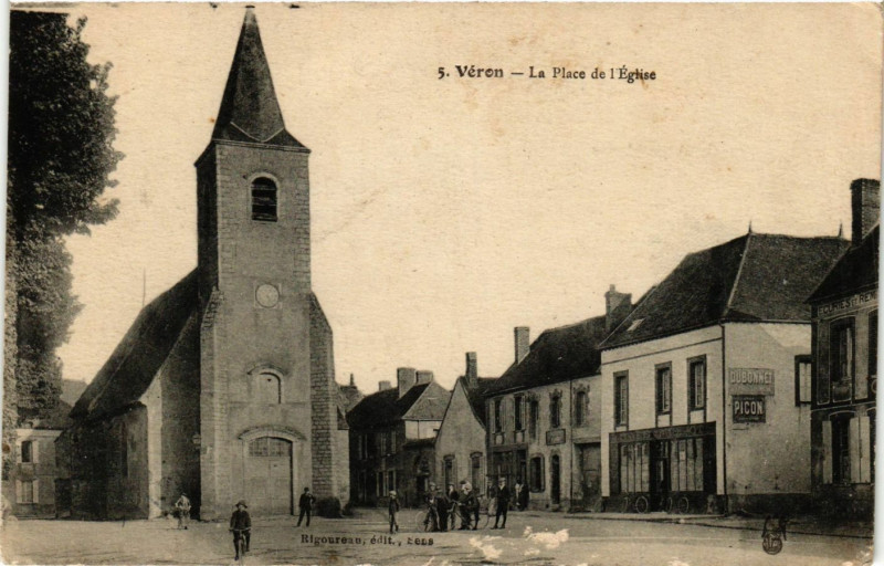 Carte postale ancienne Veren - La Place de l'Eglise