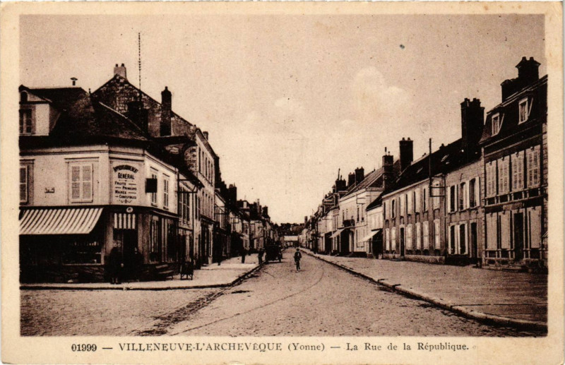 Carte postale ancienne Villeneuve-L'Archeveque - La Rue de la Republique à Villeneuve-l'Archevêque