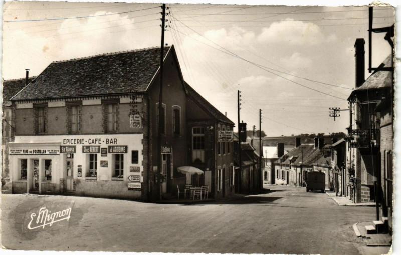 Carte postale ancienne Villefranche-Saint-Phal - La Place