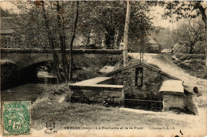 Carte postale ancienne Verlin - La Fontaine et le Pont à Verlin