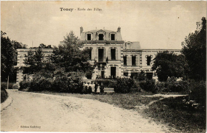 Carte postale ancienne Toucy - Ecole des Filles à Toucy