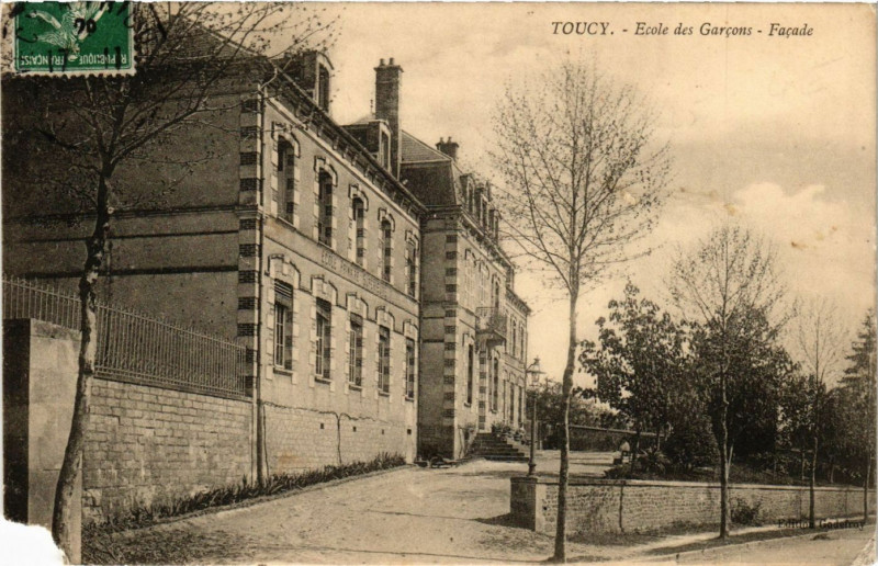 Carte postale ancienne Toucy - Ecole des Garcons - Facade à Toucy