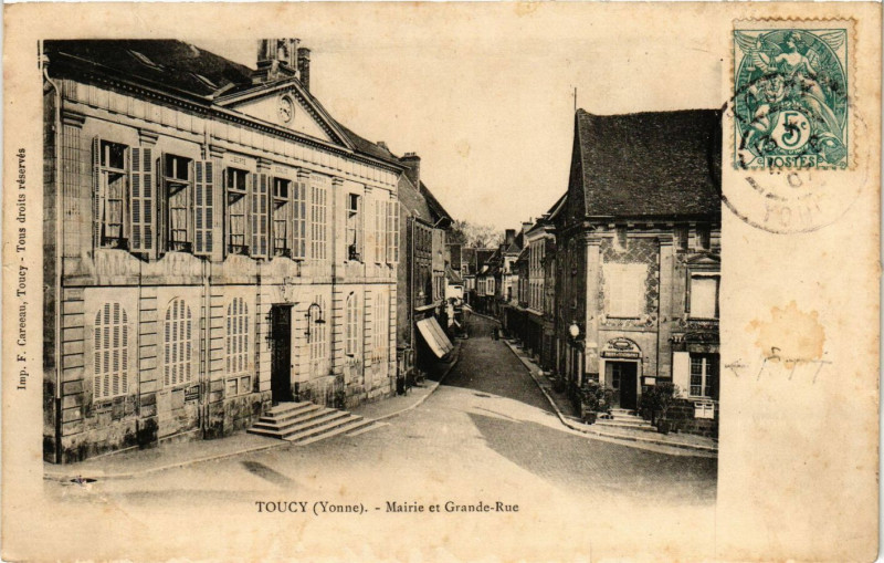Carte postale ancienne Toucy - Mairie et Grande-Rue à Toucy