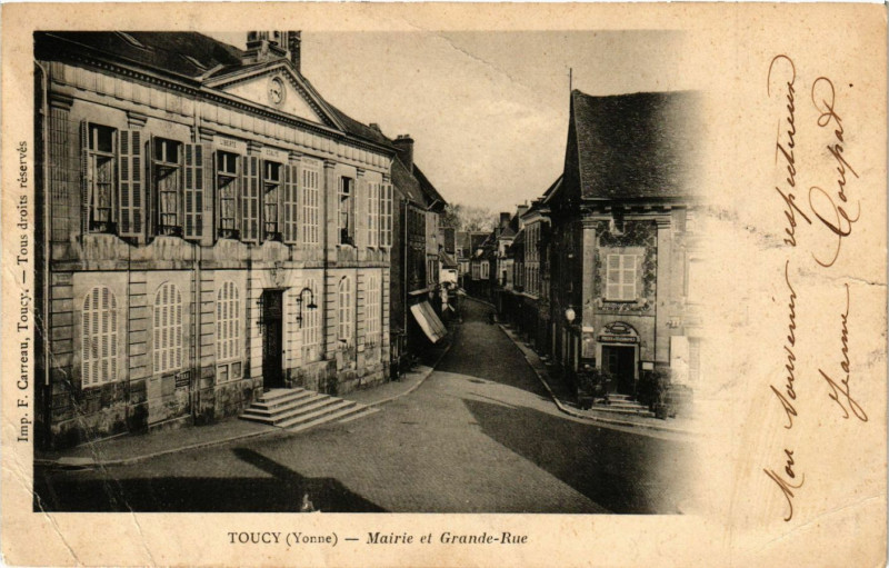 Carte postale ancienne Toucy - Mairie et Grande-Rue à Toucy