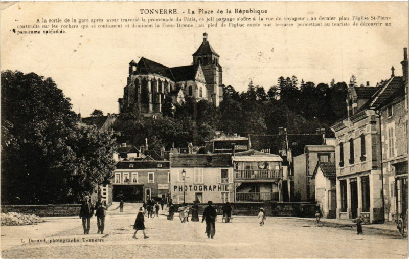 Carte postale ancienne Tonnerre - La Place de la Republique à Tonnerre