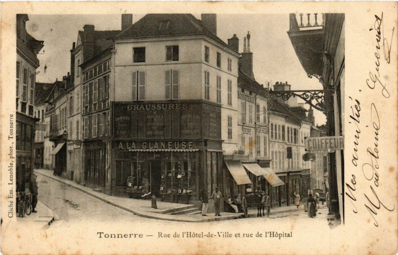 Carte postale ancienne Tonnerre - Rue de l'Hotel-de-Ville et rue de l'Hopital à Tonnerre