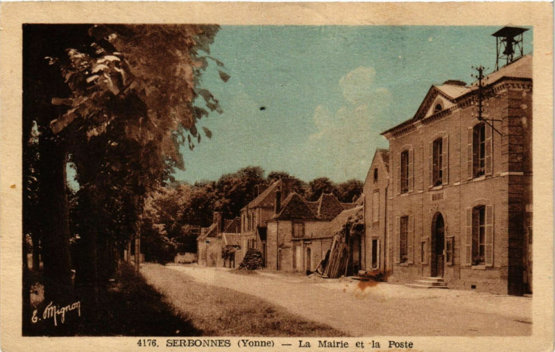 Carte postale ancienne Serbonnes - La Mairie et la Poste à Serbonnes