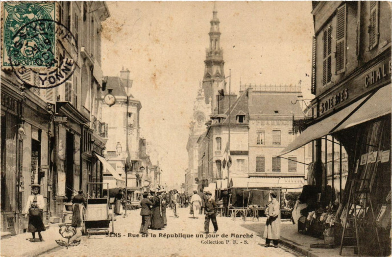 Carte postale ancienne Sens - Rue de la Republique un jour de Marché à Sens