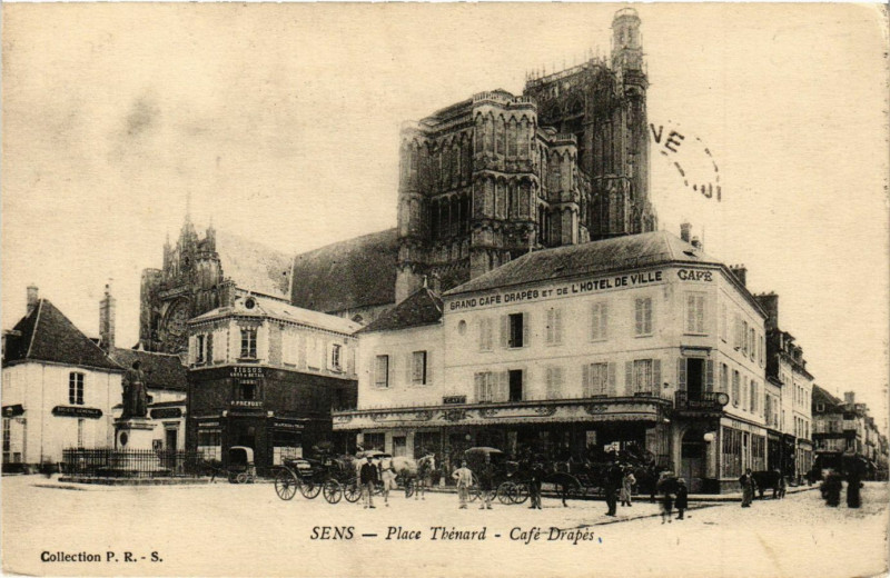Carte postale ancienne Sens - Place Thenard - Café Drapes à Sens