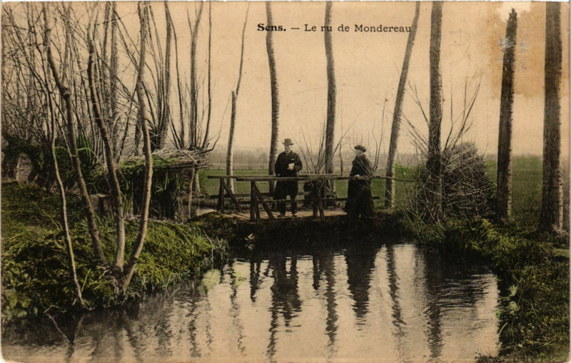 Carte postale ancienne Sens - Le ru de Mondereau à Sens
