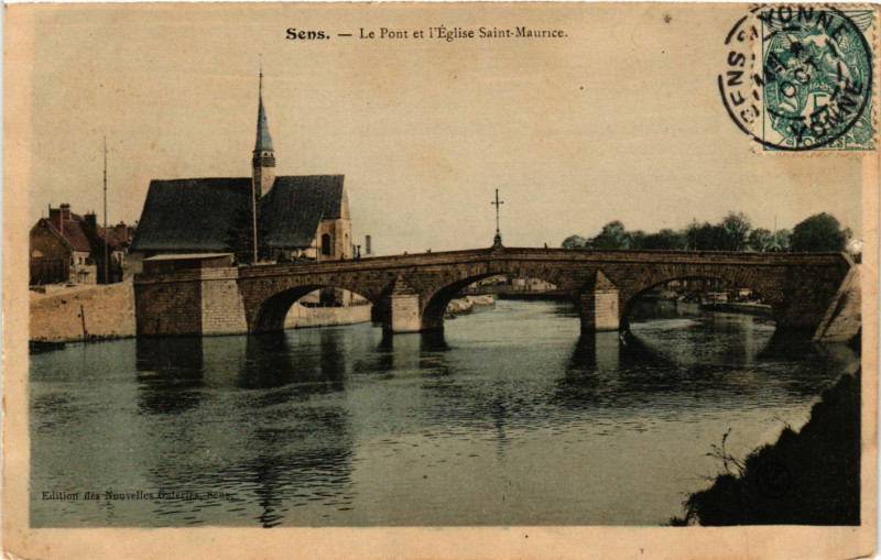 Carte postale ancienne Sens - Le Pont et l'Eglise Saint-Maurice à Sens