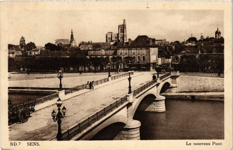 Carte postale ancienne Sens - Le nouveau Pont à Sens