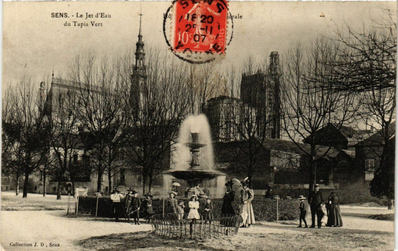 Carte postale ancienne Sens - Le Jet d'Eau du Tapis Vert à Sens