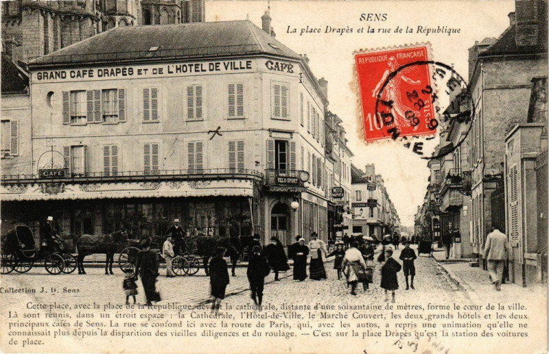 Carte postale ancienne Sens - La Place Drapes et la rue de la Republique à Sens