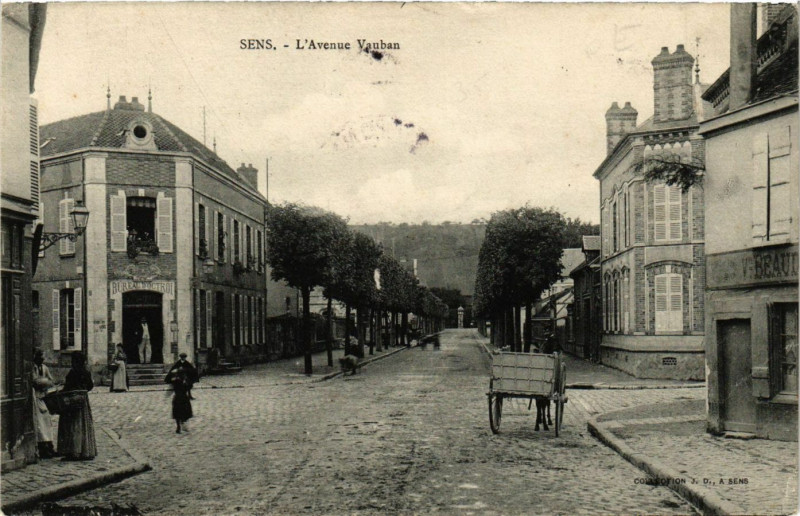 Carte postale ancienne Sens - L'Avenue Vauban à Sens