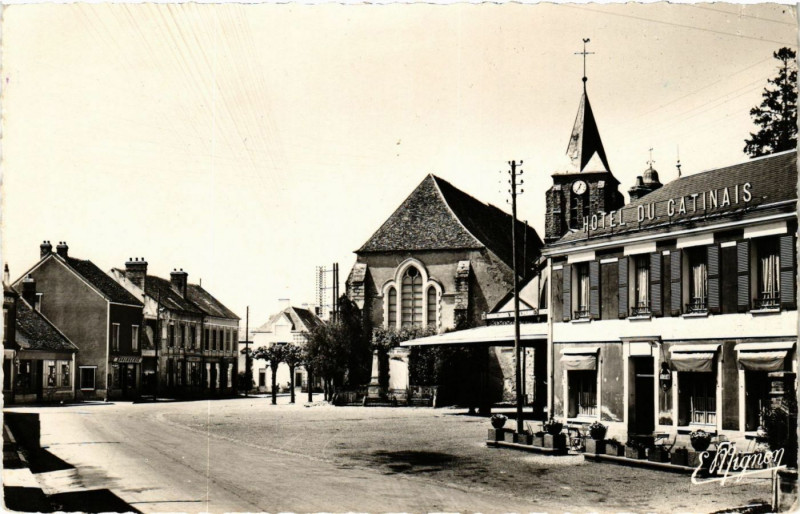 Carte postale ancienne Saint-Valerien - Place du Marché à Saint-Valérien
