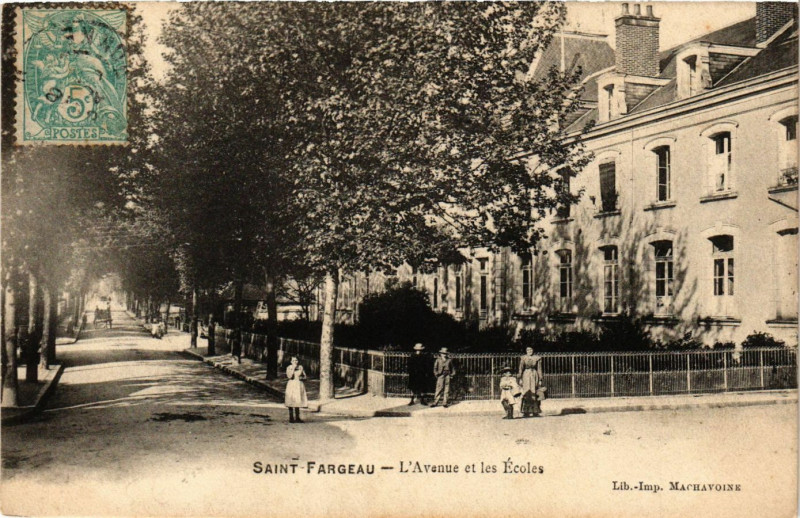 Carte postale ancienne Saint-Fargeau - L' Avenue et les Ecoles à Saint-Fargeau
