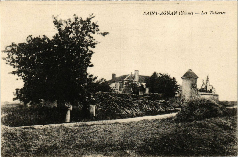 Carte postale ancienne Saint-Agnan - Les Tuileries à Saint-Agnan