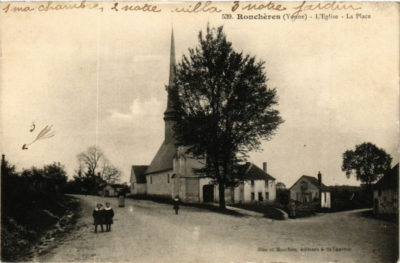 Carte postale ancienne Roncheres - L'Eglise - La Place à Ronchères
