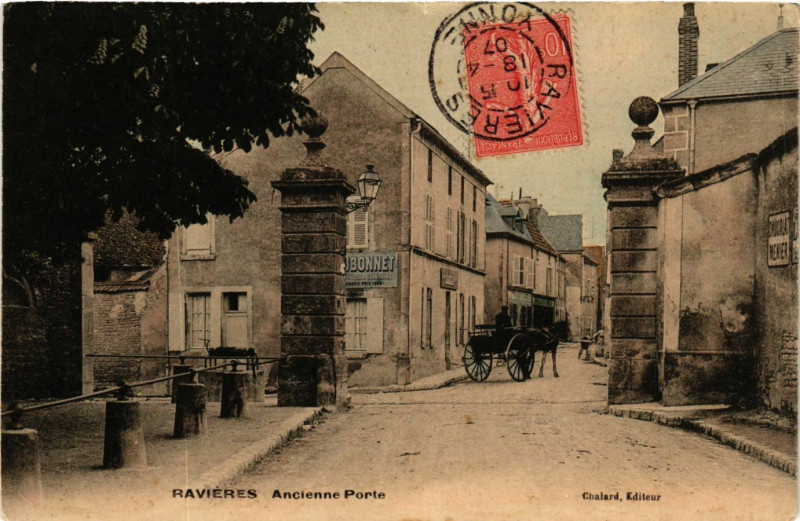 Carte postale ancienne Ravieres - Ancienne Porte à Ravières