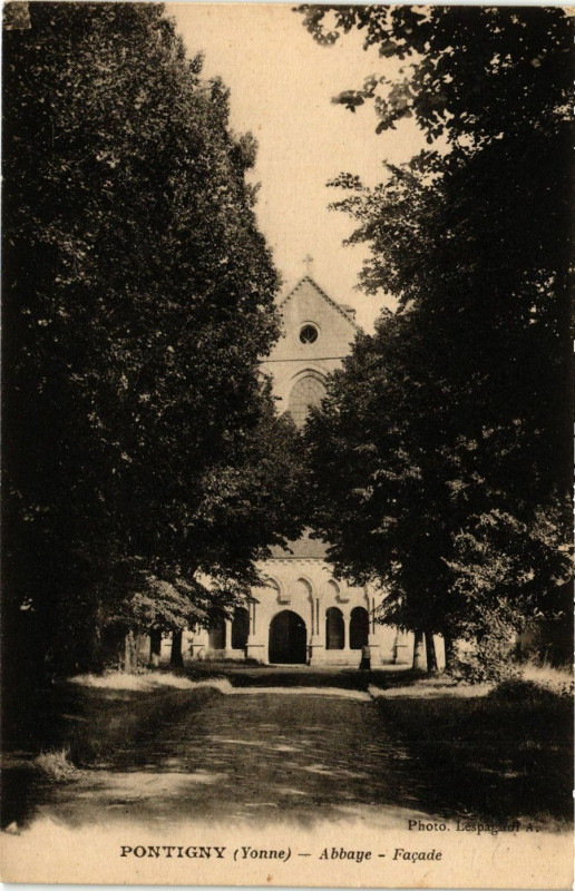 Carte postale ancienne Pontigny - Abbaye - Facade à Pontigny
