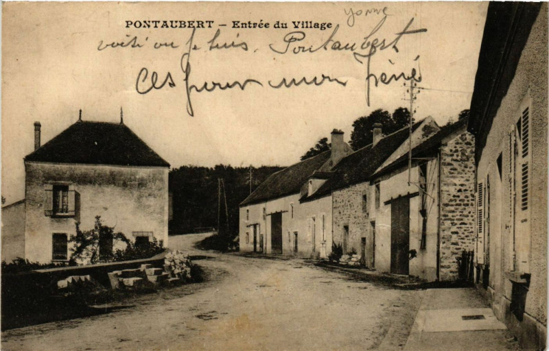 Carte postale ancienne Pontaubert - Entrée du Village à Pontaubert