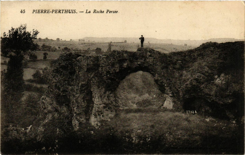 Carte postale ancienne Pierre-Perthuis - La Roche Percée à Pierre-Perthuis