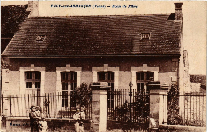 Carte postale ancienne Pacy-sur-Armancon - Ecole de Filles à Pacy-sur-Armançon