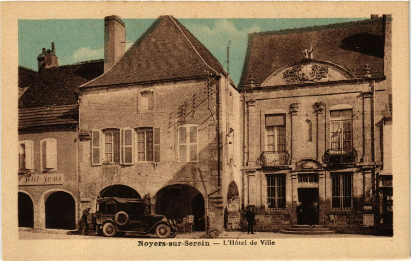 Carte postale ancienne Noyers-sur-Serein - L'Hotel de Ville à Noyers