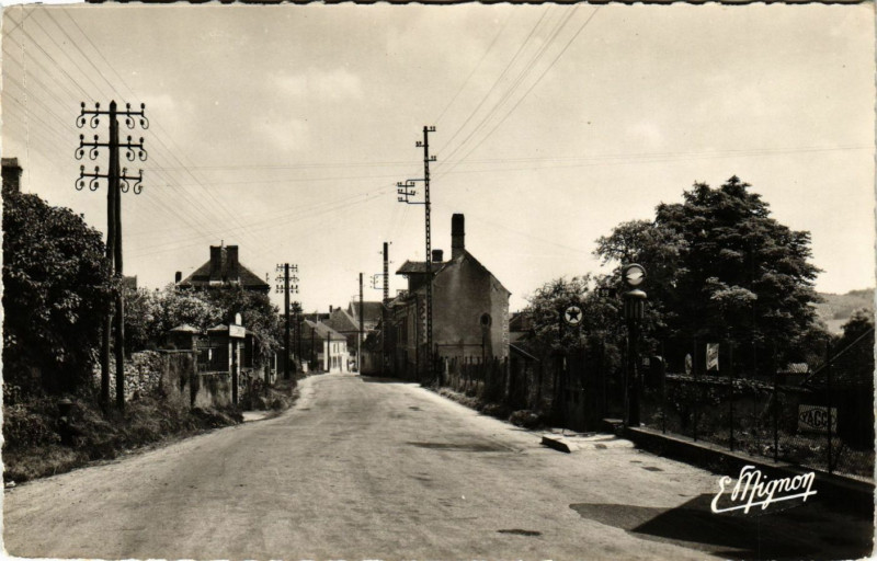 Carte postale ancienne Nailly - La Grande Rue à Nailly