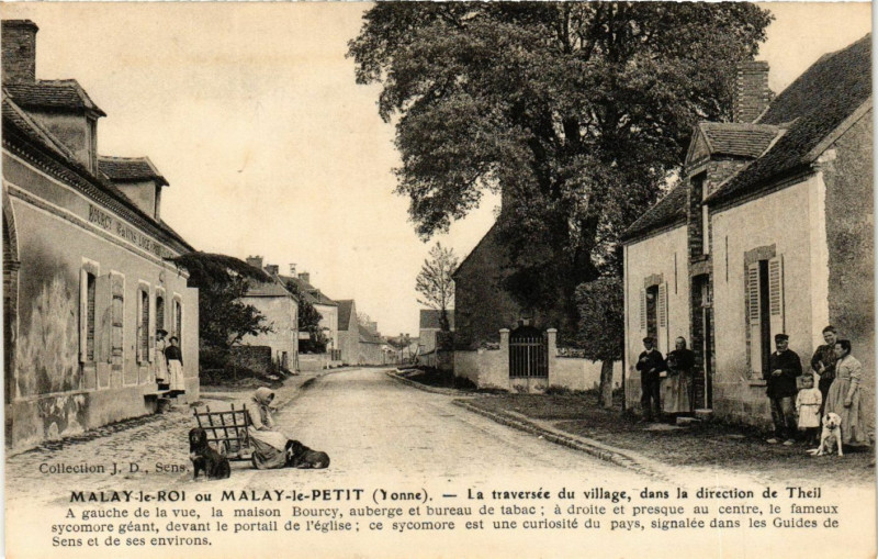 Carte postale ancienne Malay-le-Roi ou Malay-le-Petit - La traversée du village à Malay-le-Petit