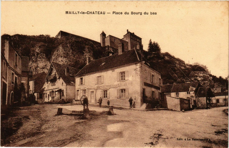 Carte postale ancienne Mailly-le-Chateau - Place du Bourg du bas à Mailly-le-Château